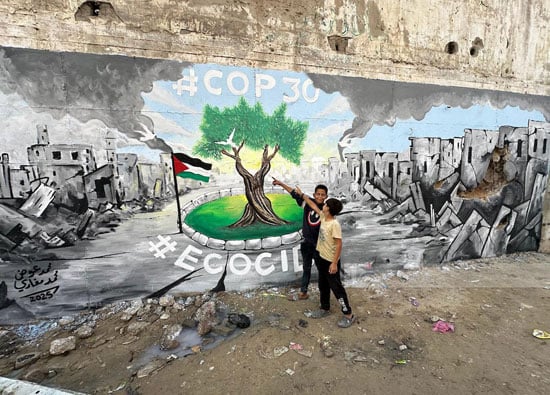 أطفال غزة مع الجدارية