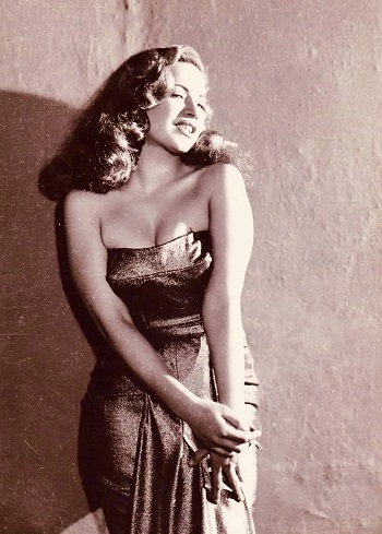 هند رستم وإطلالة مفعمة بالأنوثة