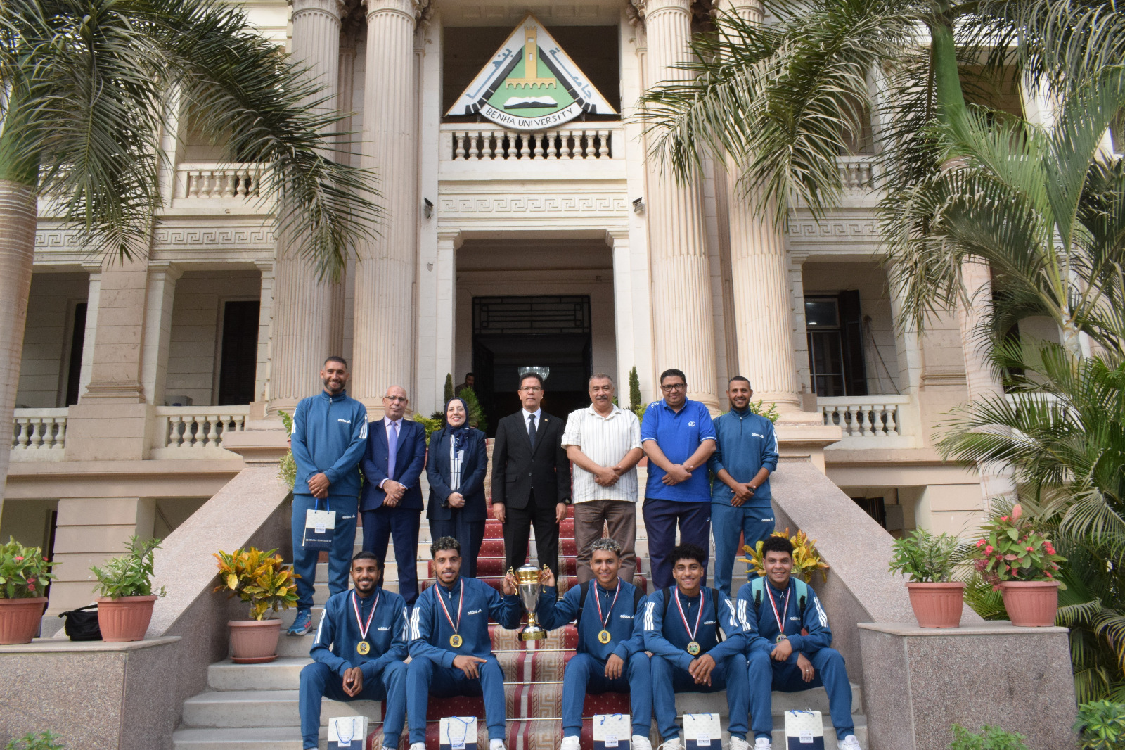رئيس جامعة بنها مع منتخب الجامعة رئيس جامعة بنها مع منتخب الجامعة