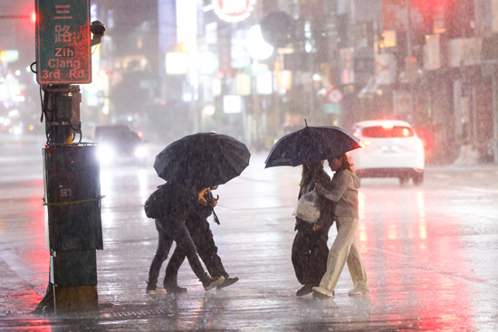 إعصار فونغ وونغ يتسبب في فيضانات في تايوان وإجلاء الآلاف (9)