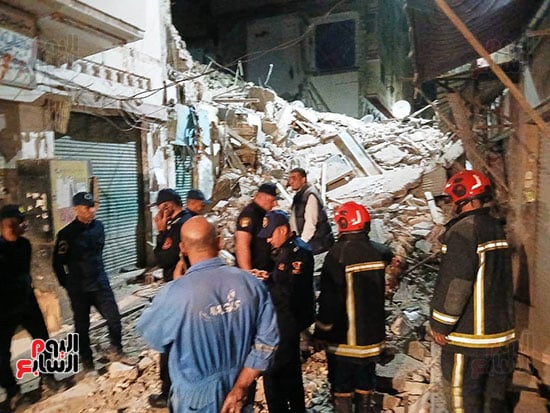 انهيار عقار من 8 طوابق وإخلاؤه من السكان قبل سقوطه بالإسكندرية.. مباشر
