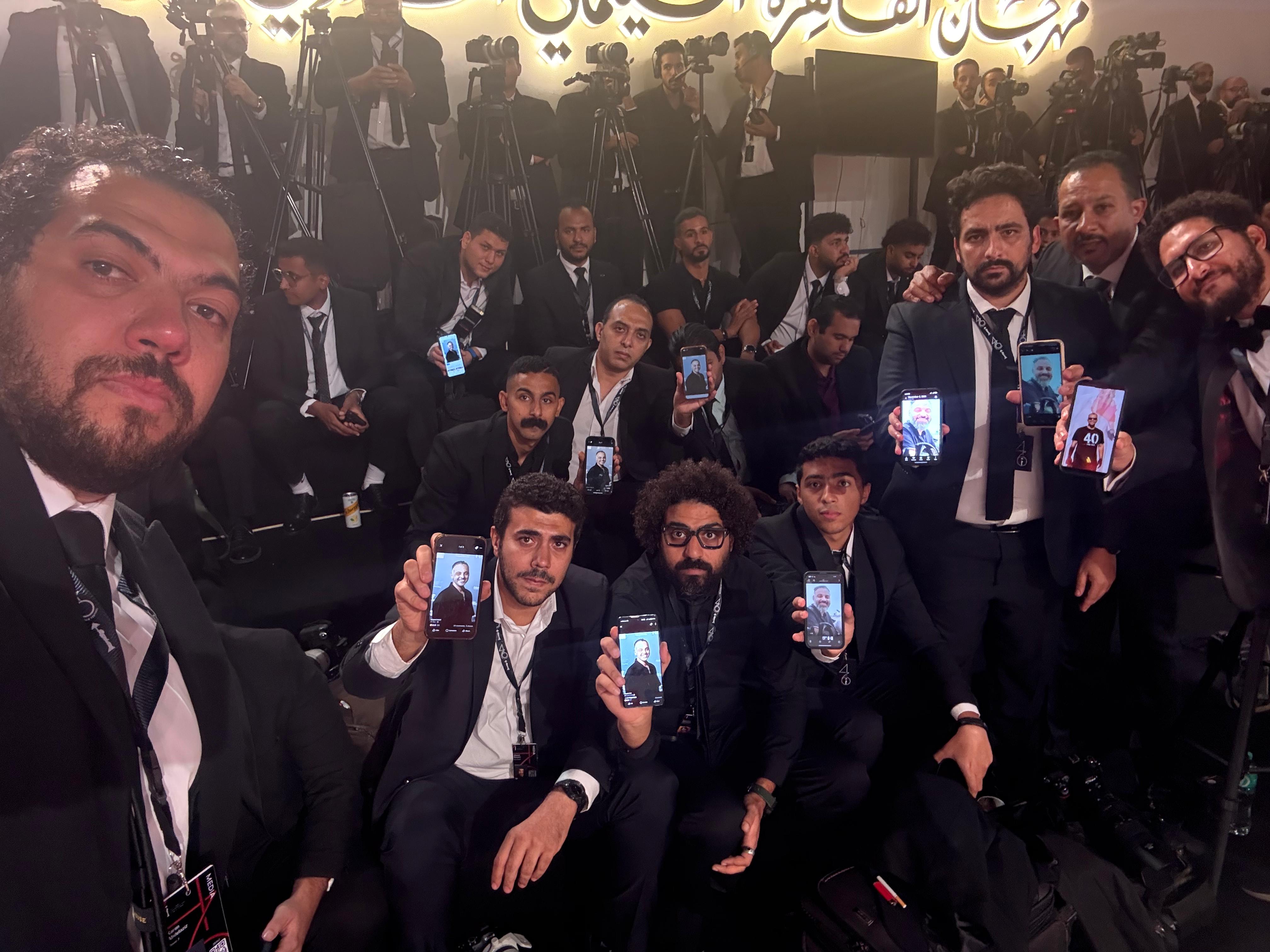 صحفيوا ومصوروا مهرجان القاهرة السينمائي يرفعون صورة ماجد هلال قبل انطلاق حفل الافتتاح (6)