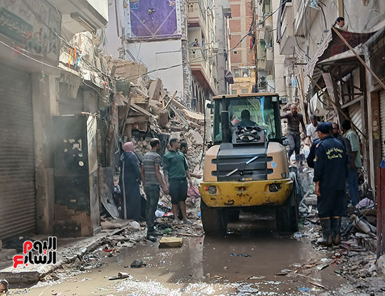 رفع-الانقاض-من-عقار-الجمرك-المنهار-بالإسكندرية