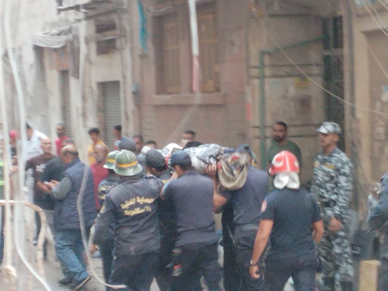 انتشال جثمان شاب أسفل عقار الجمرك المنهار بالإسكندرية