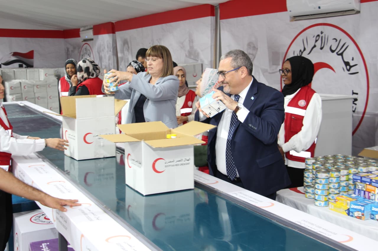 نائب المنسّق الخاص للأمم المتحدة لعملية السلام يزور الهلال الأحمر المصرى