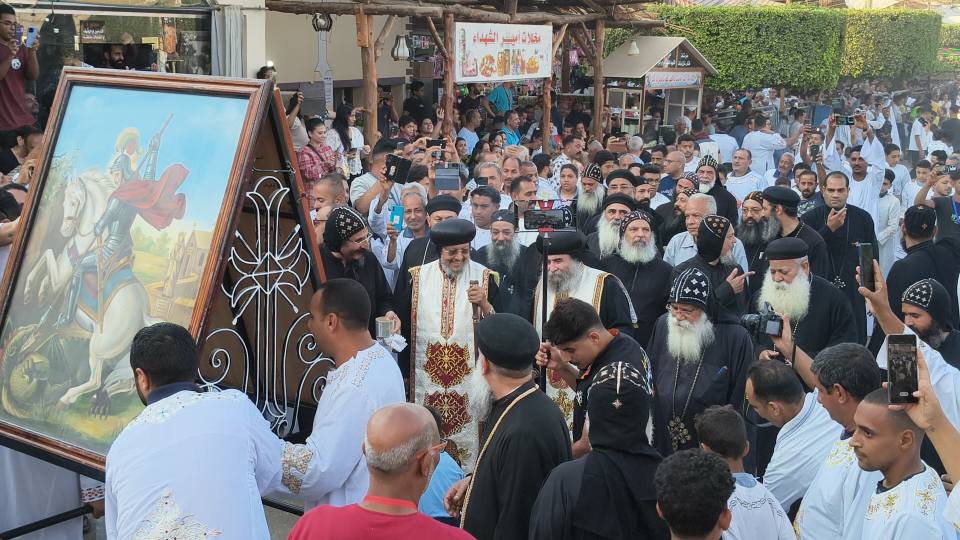 زفة الأيقونة اليومية فى ساحة دير مارجرجس بالرزيقات زفة الأيقونة اليومية فى ساحة دير مارجرجس بالرزيقات