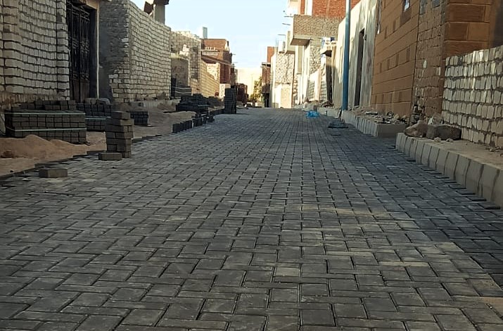 تركيب بلاط انترلوك بشوارع مطروح الضيقة