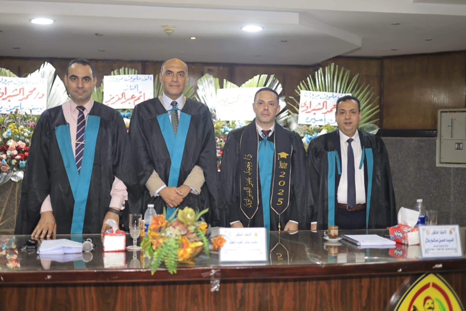 الباحث محمد عمر الشبراوى مع لجنة المناقشة