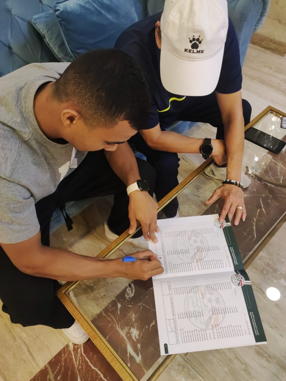 اسلام سمير لحظة التوقيع للاتحاد