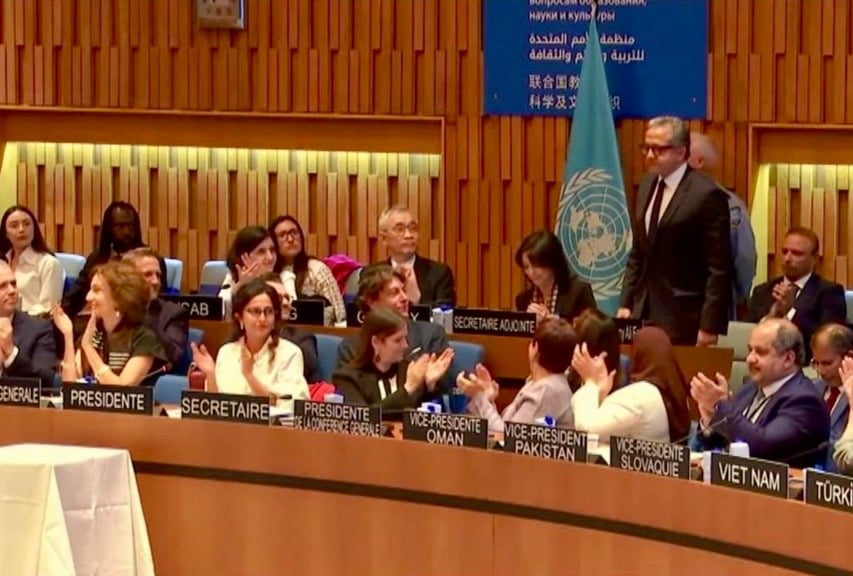 لحظة إعلان فوز العناني برئاسة اليونيسكو