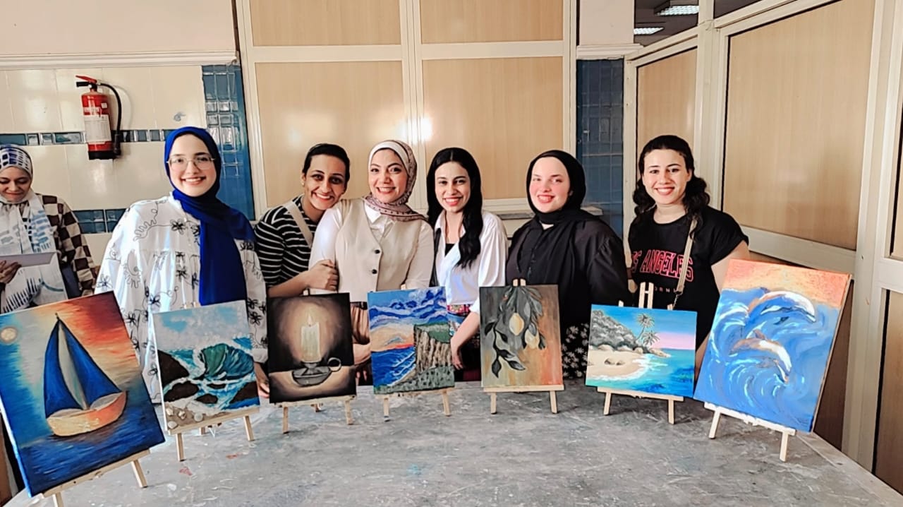 د.شهيرة عنتر وأعمال الطلاب بورشة الرسم
