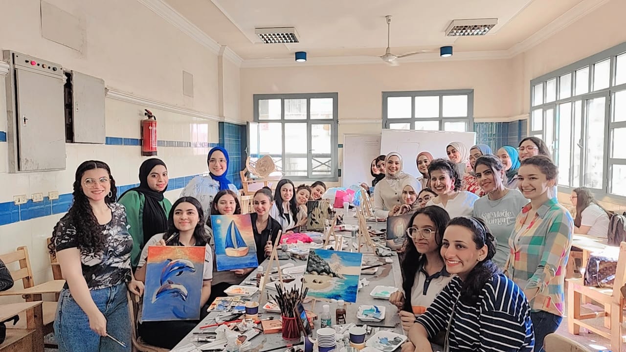 د.شهيرة عنتر وطلاب مشاركين في ورشة الرسم
