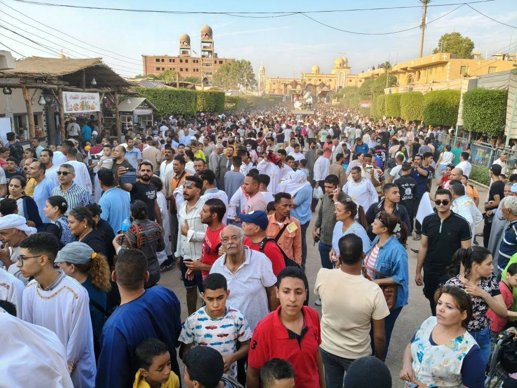 المئات من شعب الكنيسة يحتفلون بالمولد السنوي في دير مارجرجس المئات من شعب الكنيسة يحتفلون بالمولد السنوي في دير مارجرجس