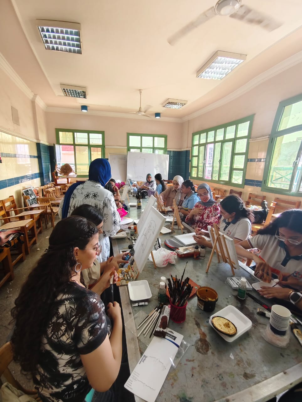 الطلاب خلال ورشة الرسم
