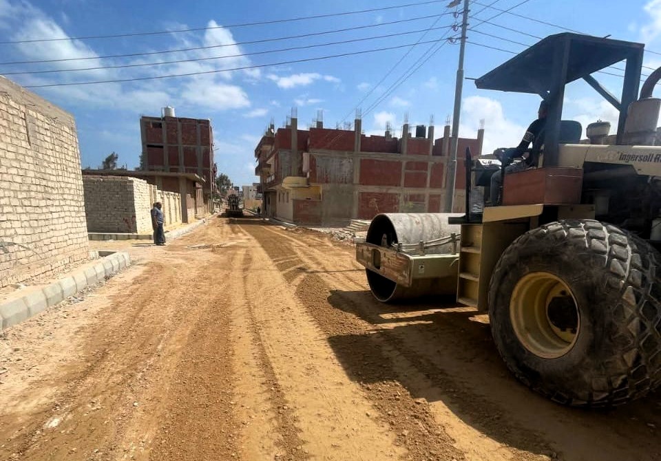 مدينة مرسى مطروح تواصل رصف الشوارع