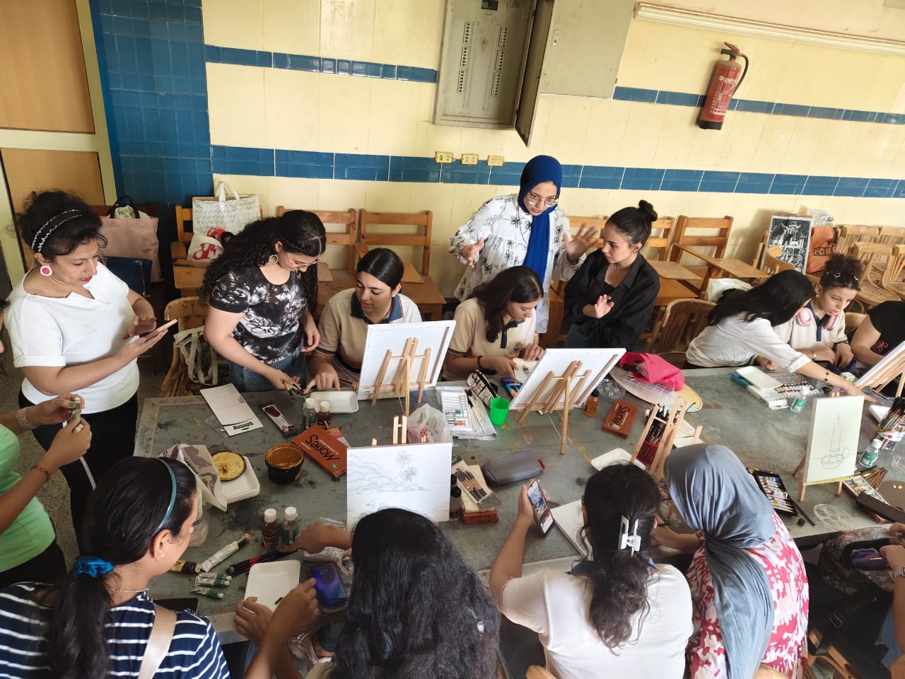 طلاب المدارس خلال مشاركتهم في ورشة النحت والتصوير