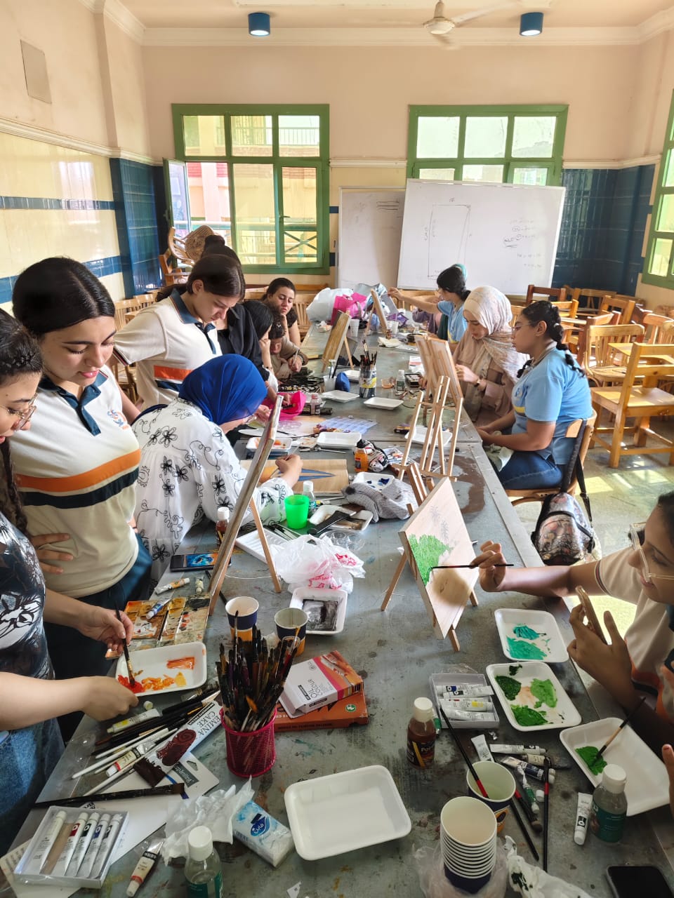طلاب المدارس خلال مشاركتهم في ورشة النحت والتصوير بكلية التربية النوعية