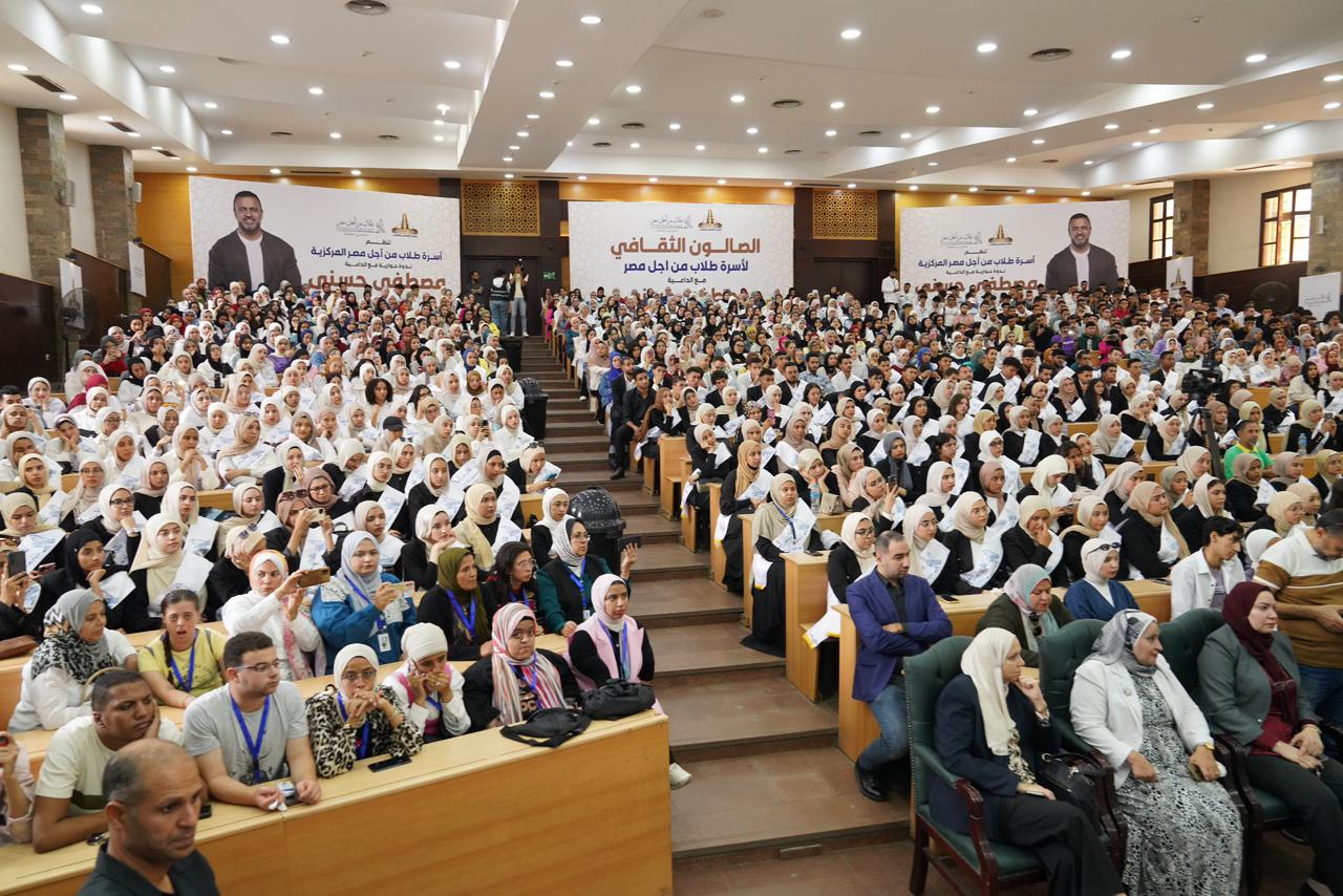 الطلاب الحاضرون فى الصالون الثقافى