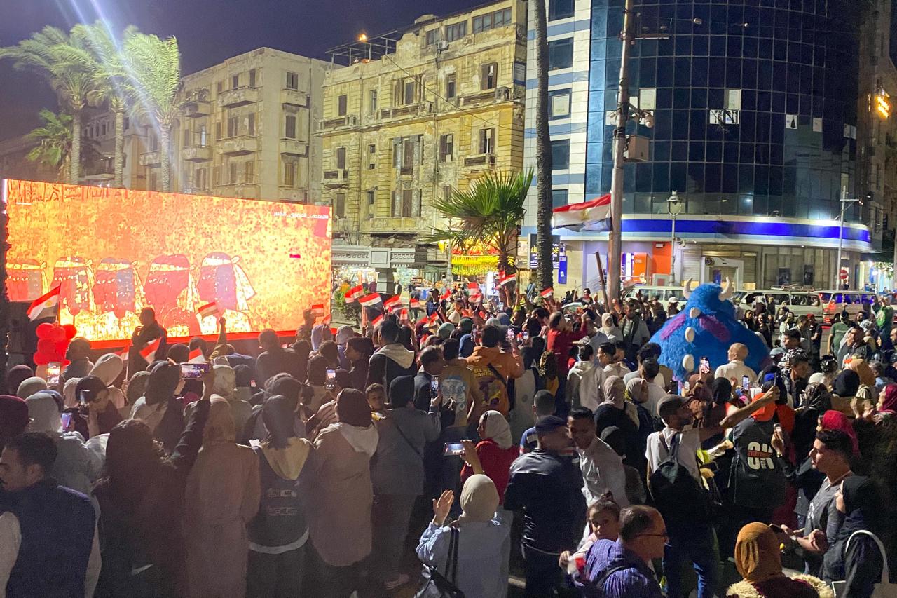 المواطنون يحتفلون بالمتحف المصرى الكبير في الميادين العامة