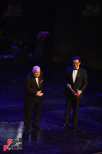 تكريم-المخرج-محمد-عبد-العزيز-في-مهرجان-القاهرة-السينمائي-بصحبة-وزير-الثقافة-ورئيس-المهرجان-(4)