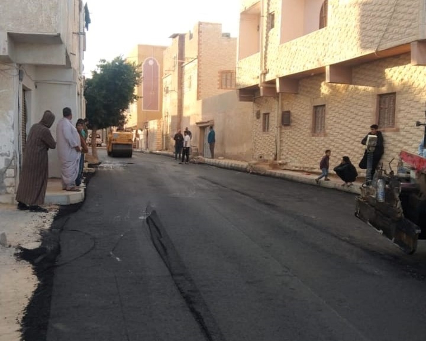 فرحة اهالي احياء مطروح برصف الشوارع