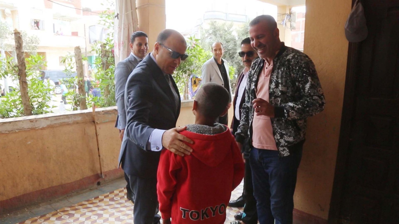 محافظ كفر الشيخ يستجيب لمواطن لزيارة والده المسن بمنزله