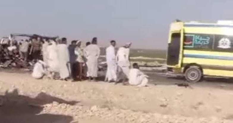 أول صور من موقع حادث تصادم ميكروباص وتريلا على الصحراوى الغربي