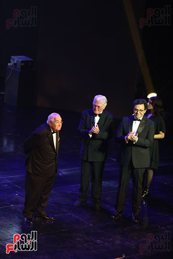 تكريم-المخرج-محمد-عبد-العزيز-في-مهرجان-القاهرة-السينمائي-بصحبة-وزير-الثقافة-ورئيس-المهرجان-(3)