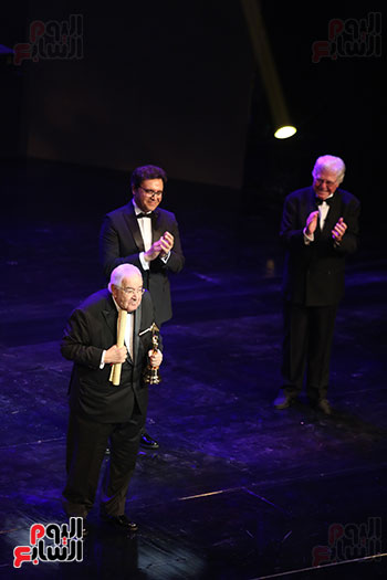تكريم-المخرج-محمد-عبد-العزيز-في-مهرجان-القاهرة-السينمائي-بصحبة-وزير-الثقافة-ورئيس-المهرجان-(5)