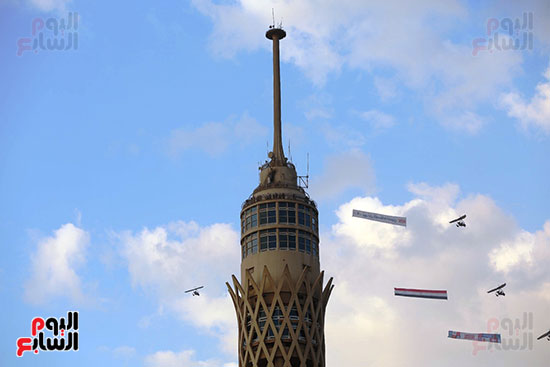 الطائرات الشراعين حول برج القاهرة (1)