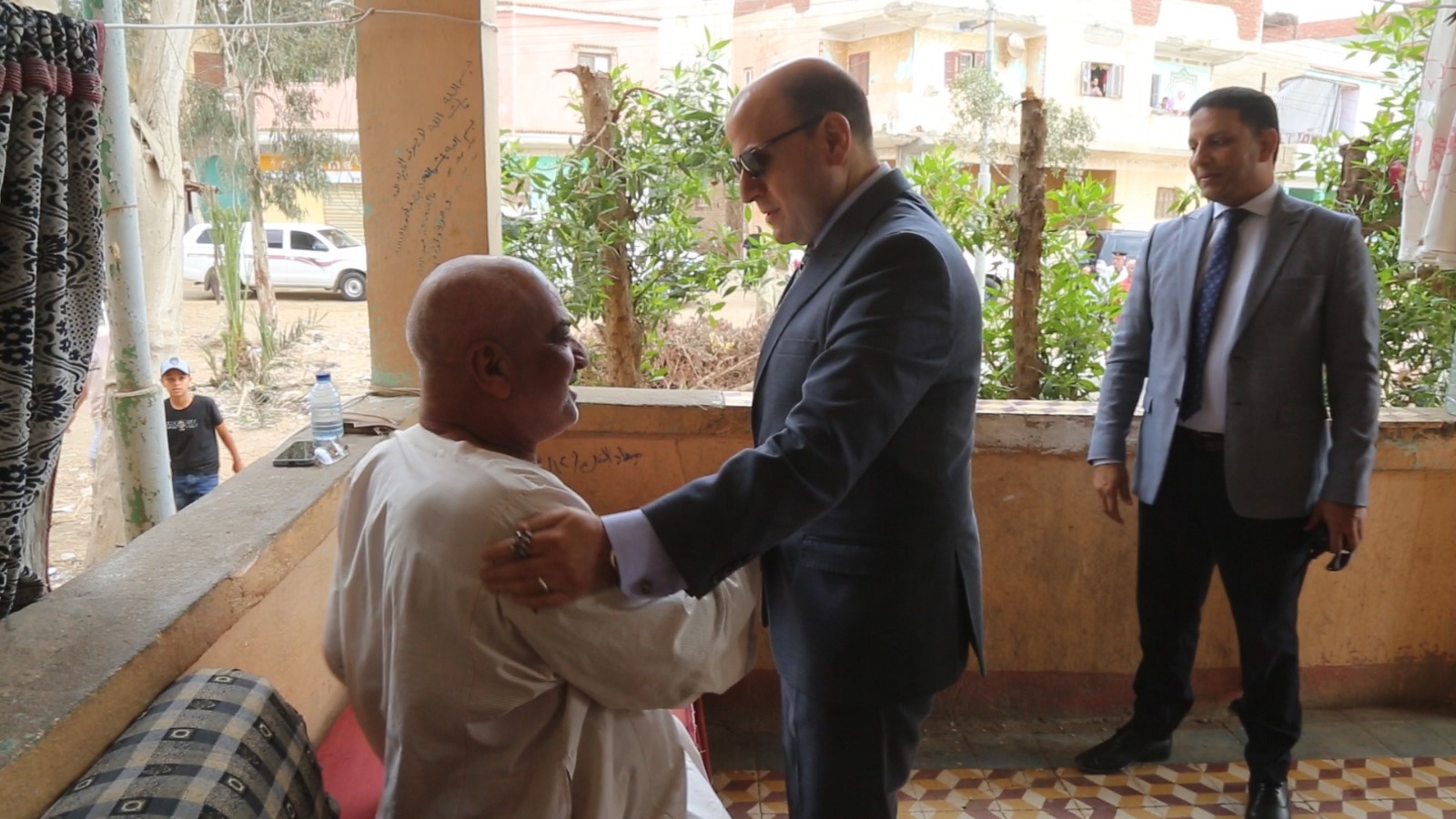 محافظ كفر الشيخ يطمئن على المسن الي طلب زيارته
