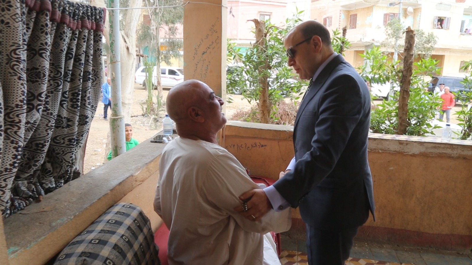 محافظ كفر الشيخ يزور المسن في منزله بقرية الشباسية