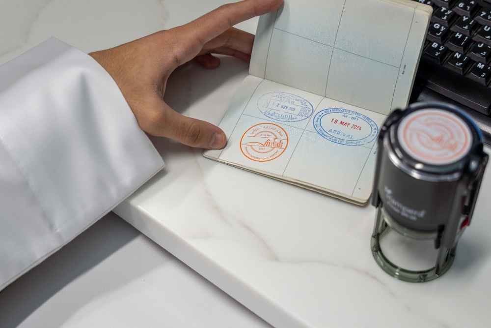 ختم مبادرة الشارقة الدولي للكتاب على جوازات السفر