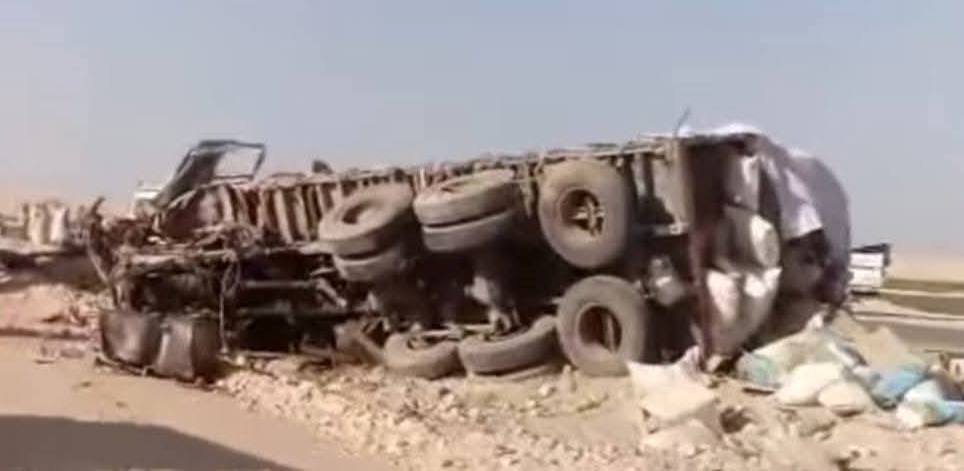 ننشر أول صور من موقع حادث تصادم ميكروباص وتريلا على الصحراوى