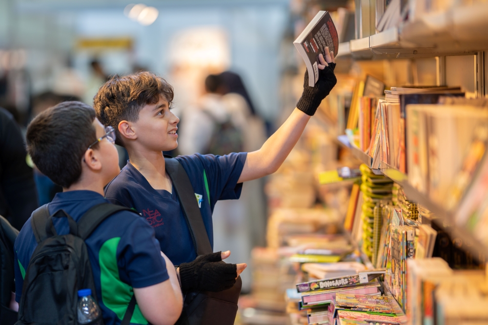 الأطفال يبحثون عن الكتب فى معرض الشارقة