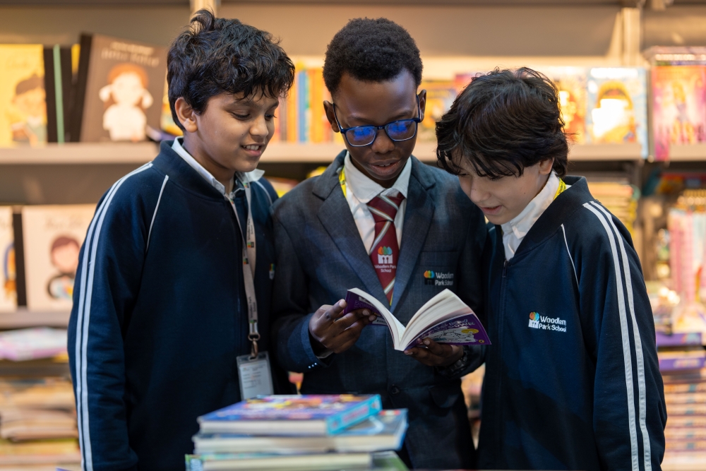 النشء مع الكتب