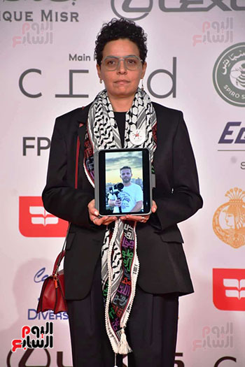 المخرجة مى سعد بحمل صورة صديقها المخرج أحمد الدنف لعدم استطاعته الحضور وتواجده في غزة (3)