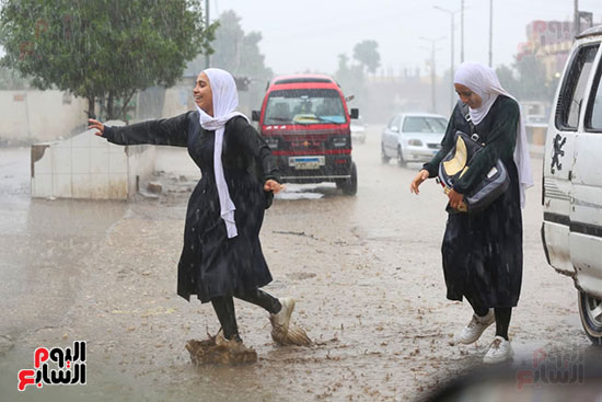 موجة من الأمطار تضرب مناطق متفرقة من الجيزة والصعيد