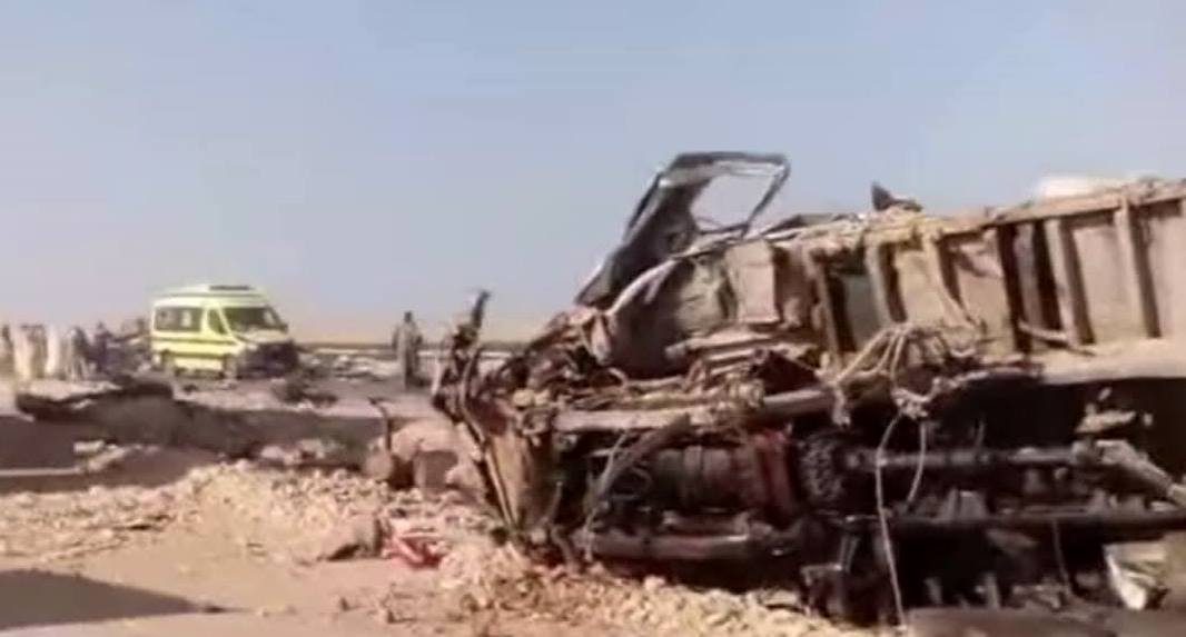 أول صور لموقع حادث تصادم ميكروباص وتريلا على الصحراوى الغربي بمدينة إسنا