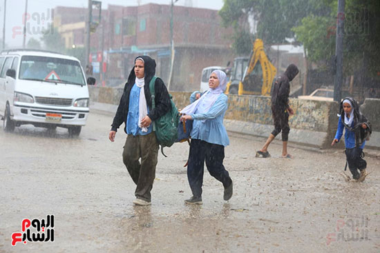 مناطق جنوب الجيزة تشهد أمطارًا غزيرة ومستمرة