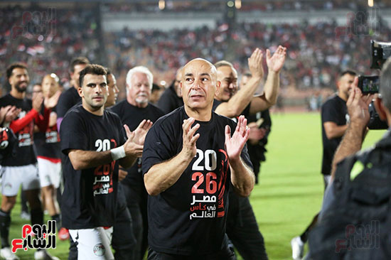 حسام حسن وتحية الجمهور بعد التأهل لكأس العالم