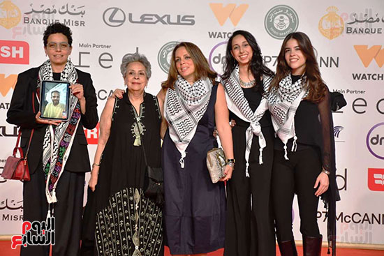 المخرجة مى سعد بحمل صورة صديقها المخرج أحمد الدنف لعدم استطاعته الحضور وتواجده في غزة (2)