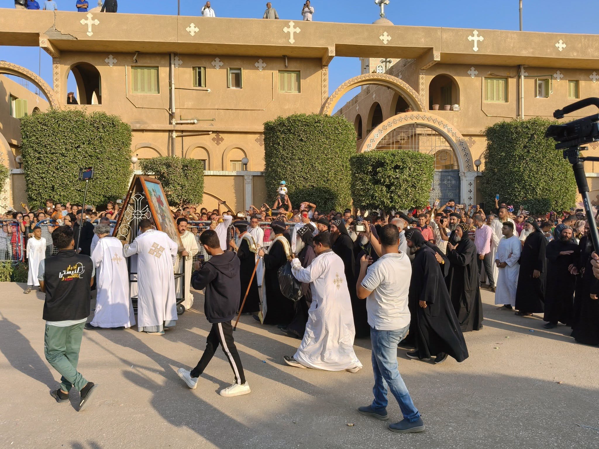 الزفة اليومية فى إحتفالات دير الشهيد مارجرجس في الرزيقات الزفة اليومية فى إحتفالات دير الشهيد مارجرجس في الرزيقات