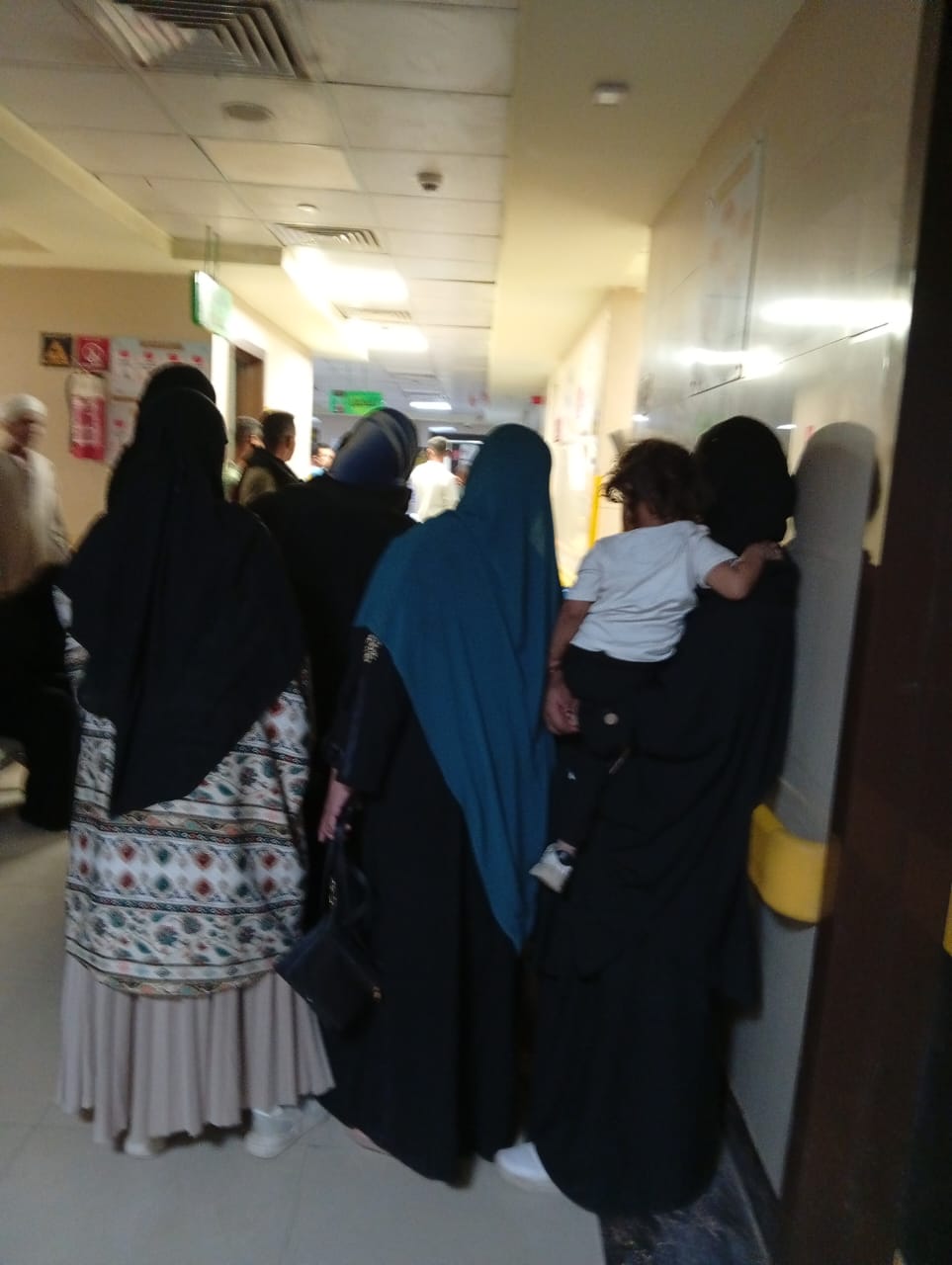 أول صور لنقل المصابين والوفيات بحادث تصادم ميكروباص وتريلا على الصحراوى