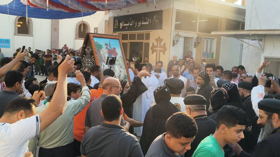 شعب الكنيسة يحتفلون بالمولد السنوي في دير مارجرجس بجبل الرزيقات بالأقصر شعب الكنيسة يحتفلون بالمولد السنوي في دير مارجرجس بجبل الرزيقات بالأقصر