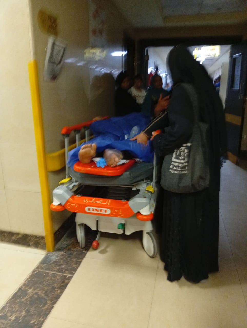 ننشر أول صور لنقل المصابين والوفيات بحادث تصادم ميكروباص وتريلا