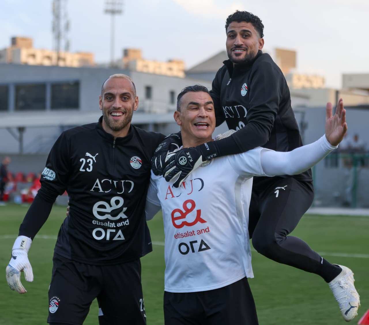 مداعبة الحضري لحراس مرمى منتخب مصر الثانى (2)