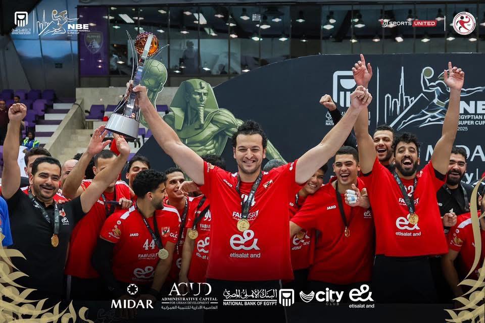 احتفالات لاعبو الأهلي بلقب سوبر اليد  (1)