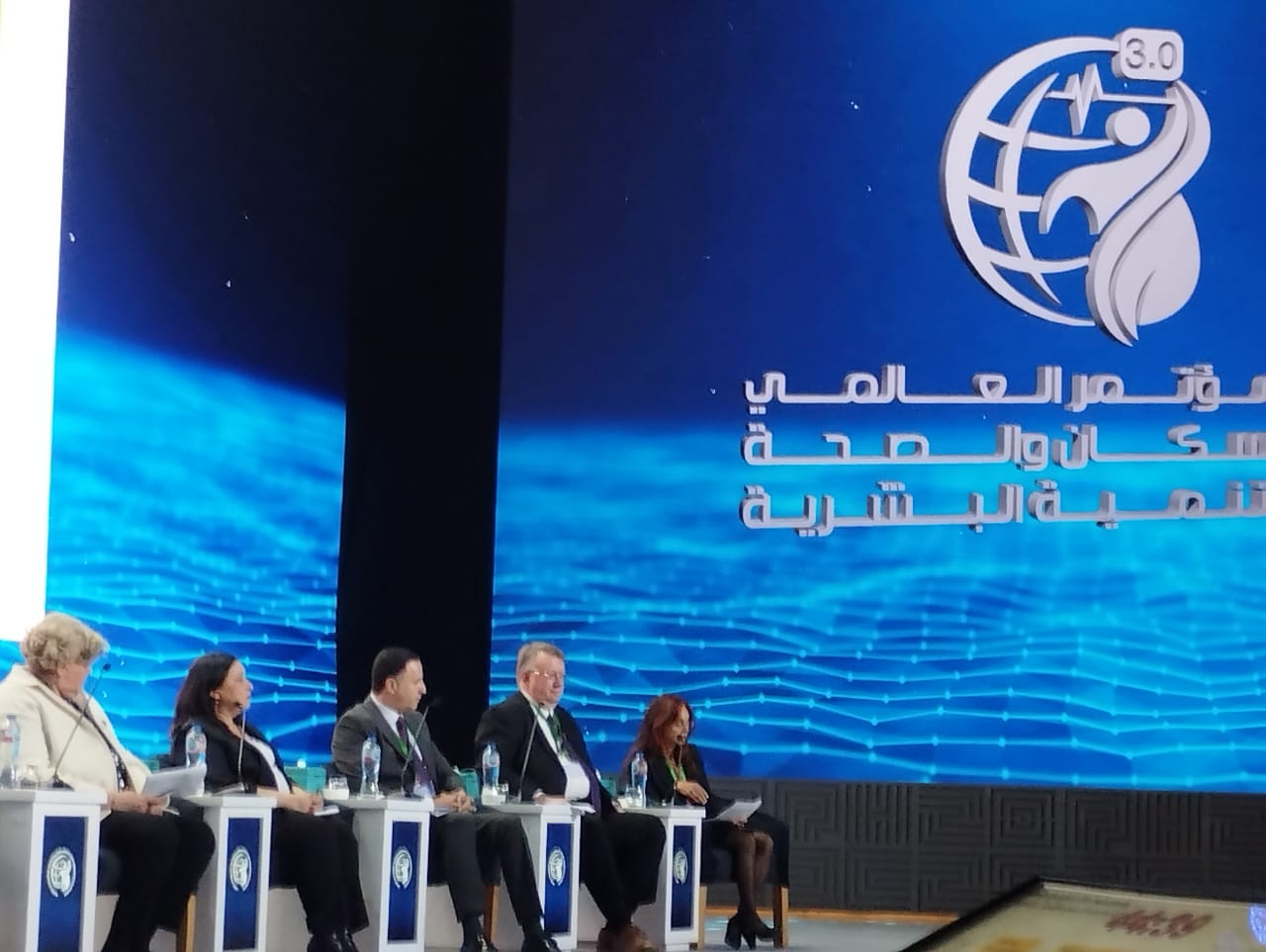 خلال الجلسة الحوارية