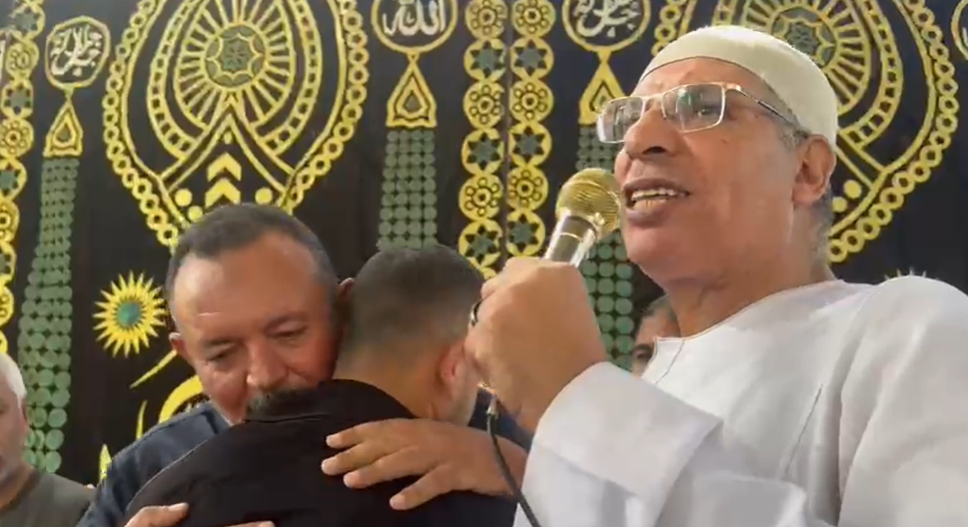 تعانق الطرفان بعد تقديم الكفن